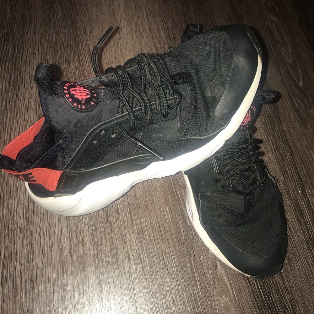 2/$10 Black red and white YOUTH NIKE HURACHE